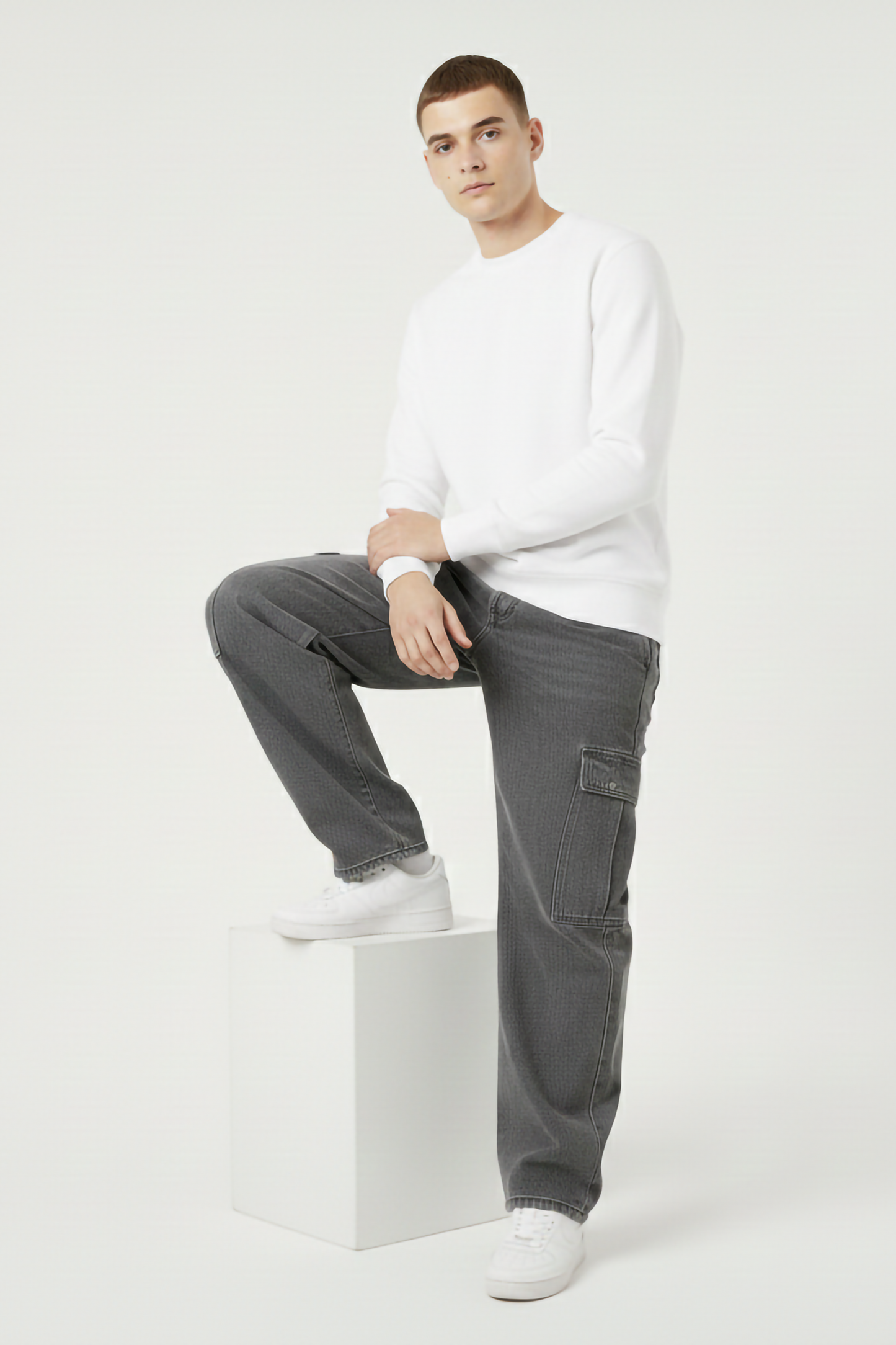 WHITE OVERSIZED SWEATSHIRT