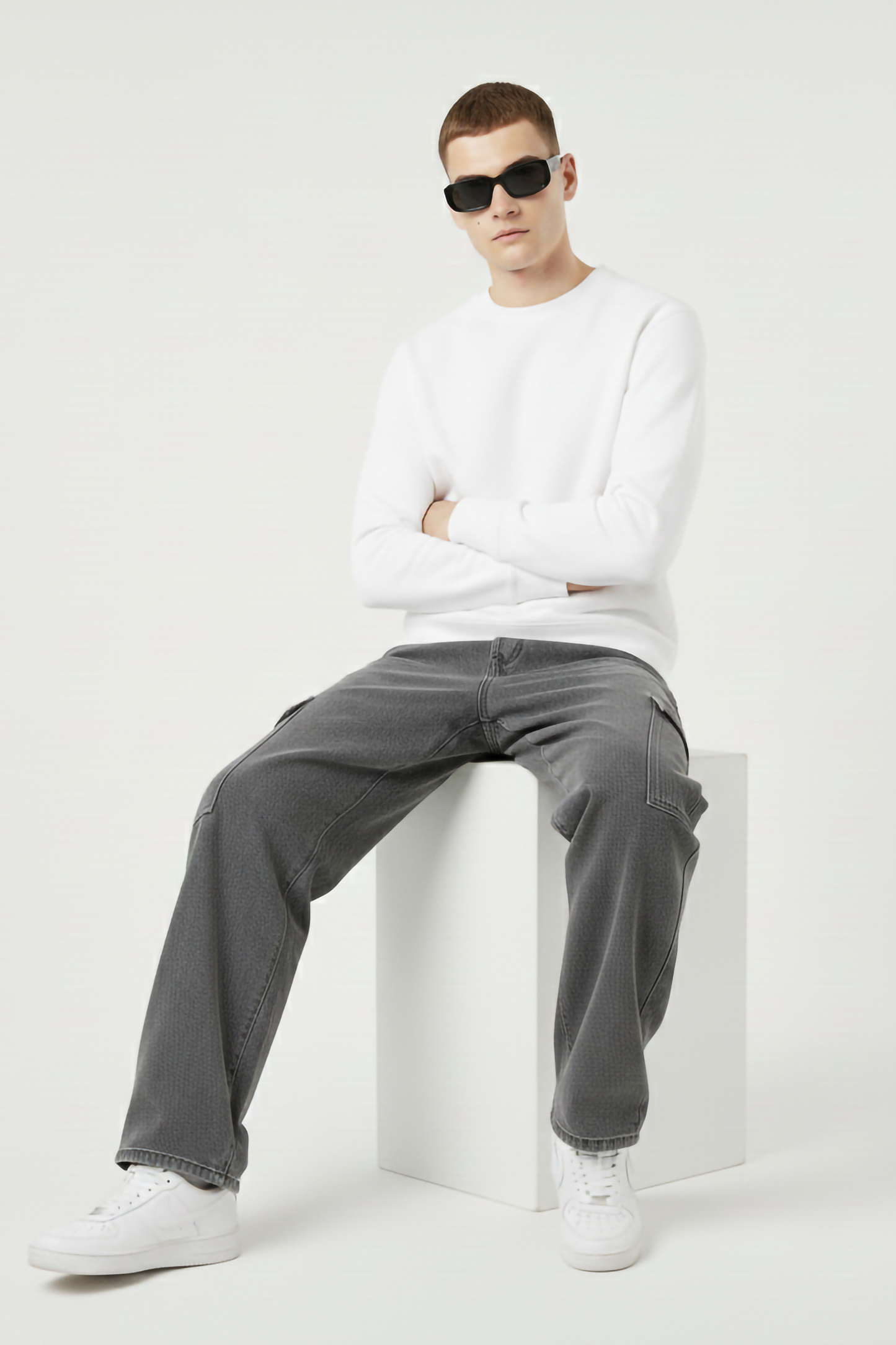 WHITE OVERSIZED SWEATSHIRT