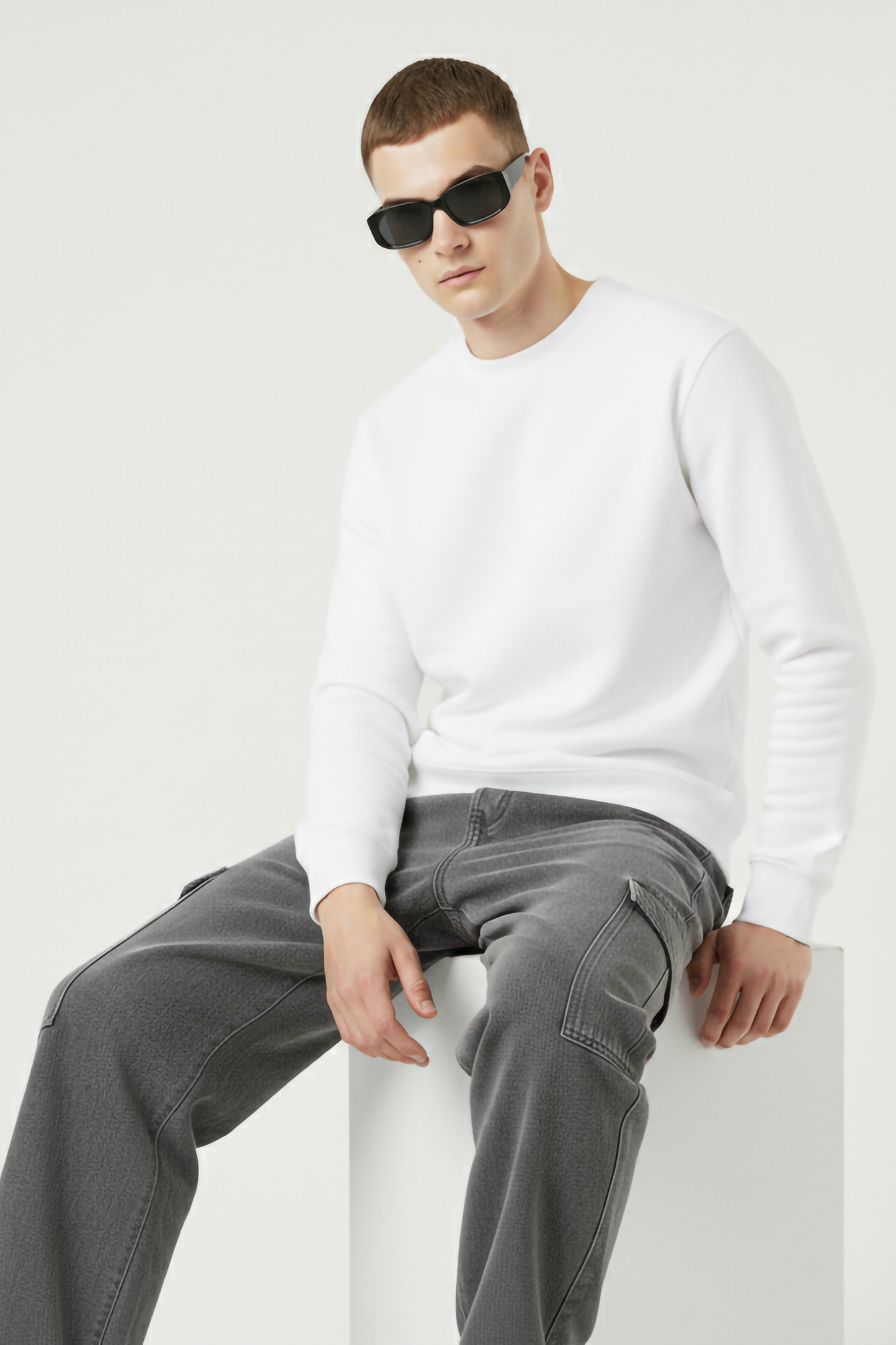 WHITE OVERSIZED SWEATSHIRT