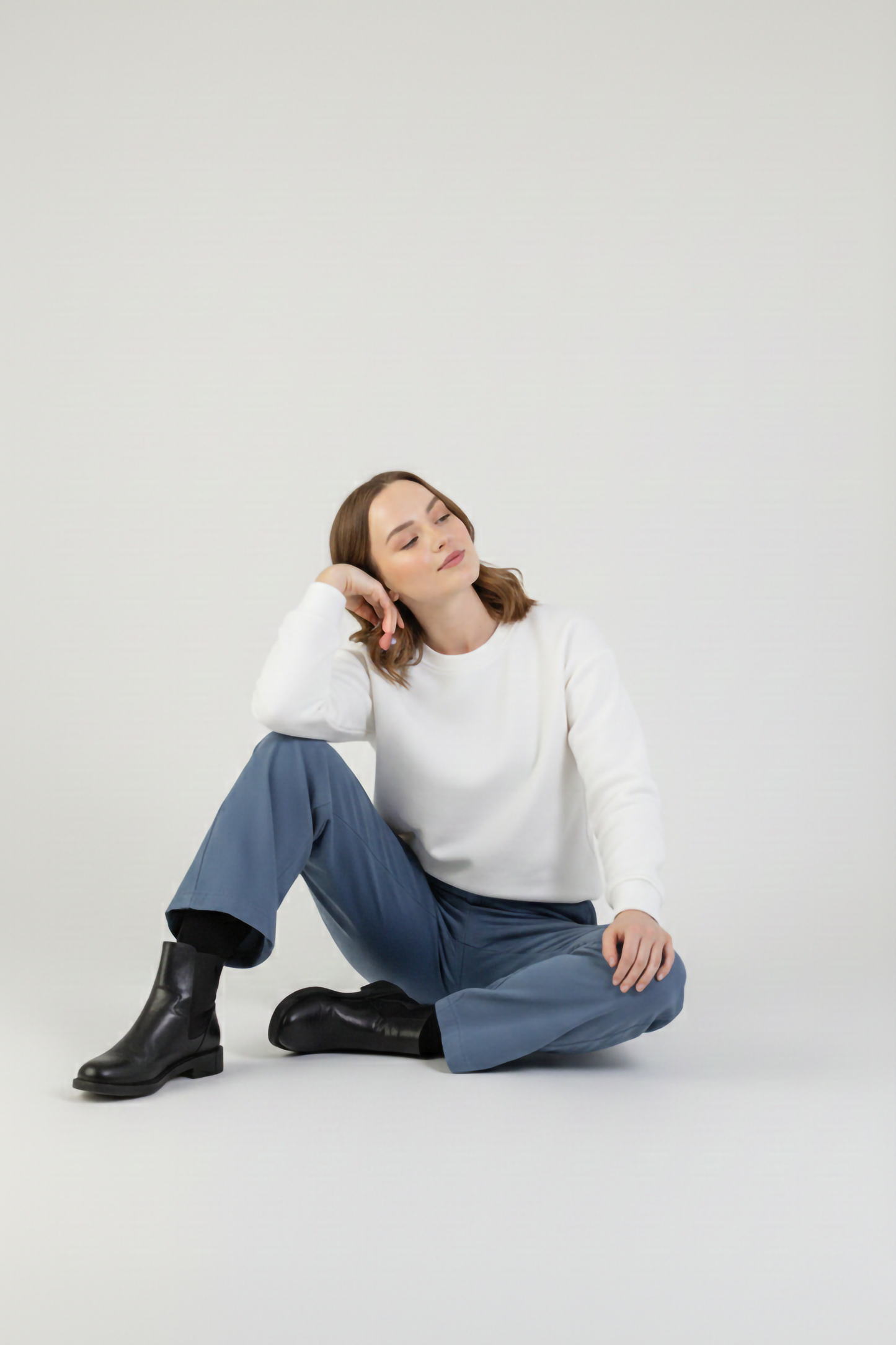 WHITE OVERSIZED SWEATSHIRT